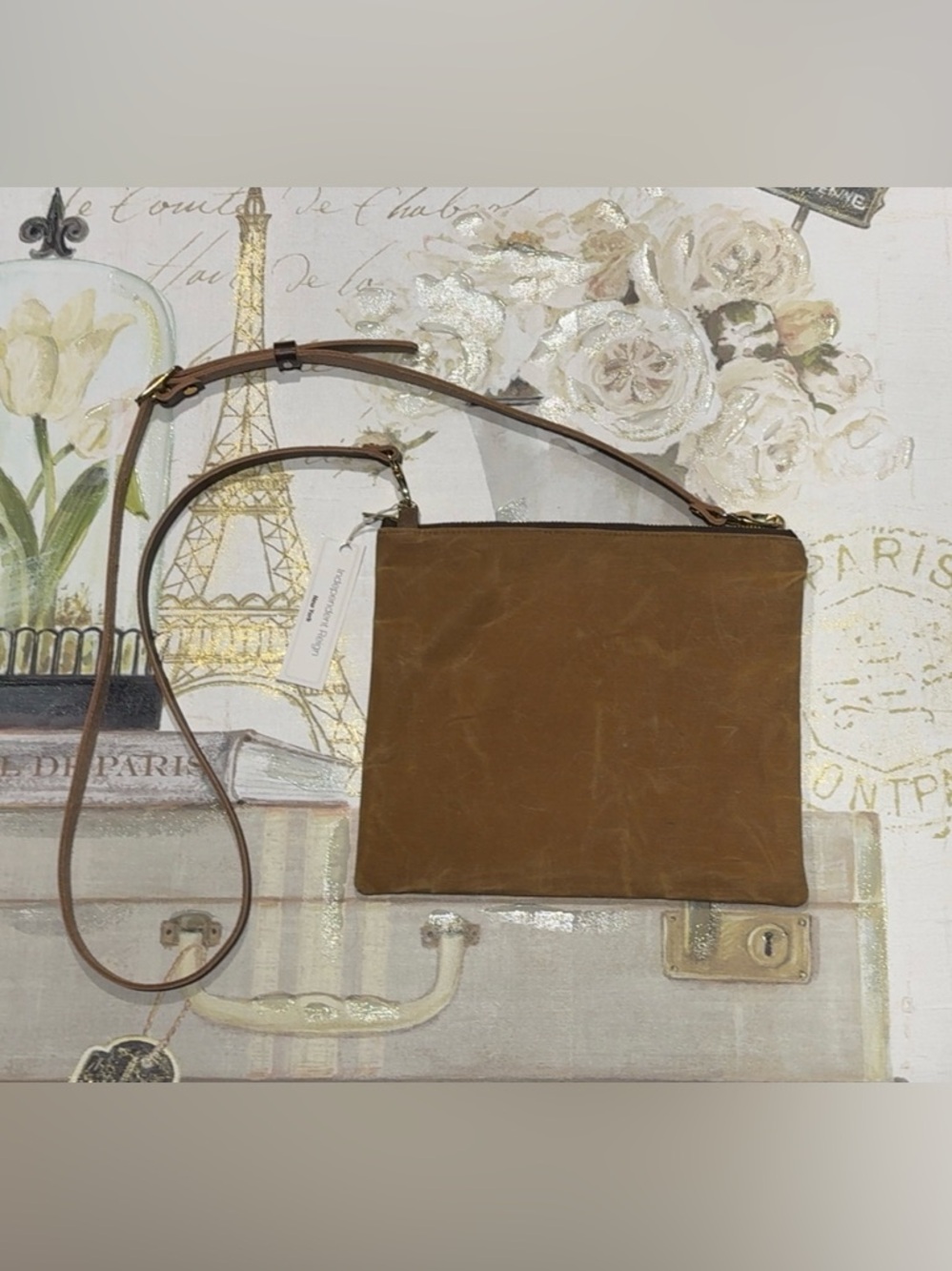 NWT INDEPENDENT REIGN
Zippered Crossbody Bag with Adjustable Strap Firm Price